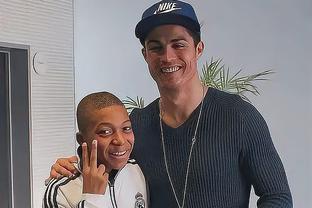 ? Một người hâm mộ nhỏ mặc áo Real Madrid chụp ảnh chung với Massey.